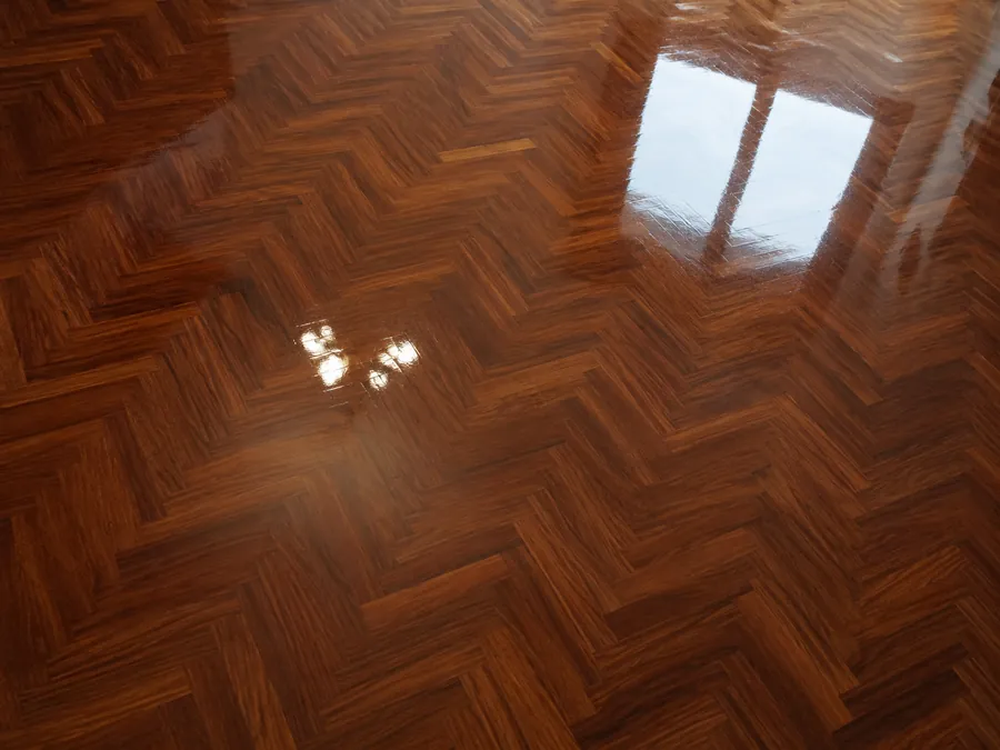 Suelo de parquet en espiga después de acuchillar y barnizar con acabado brillante