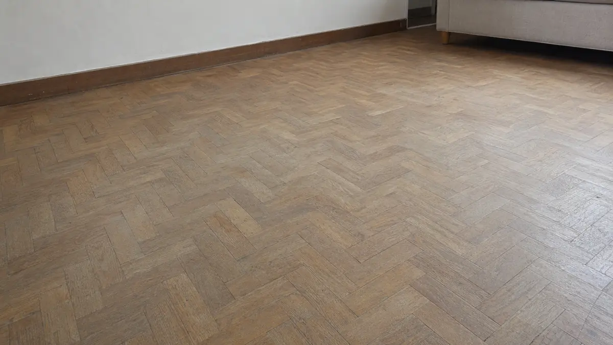 Parquet desgastado con acabado apagado y pérdida de brillo
