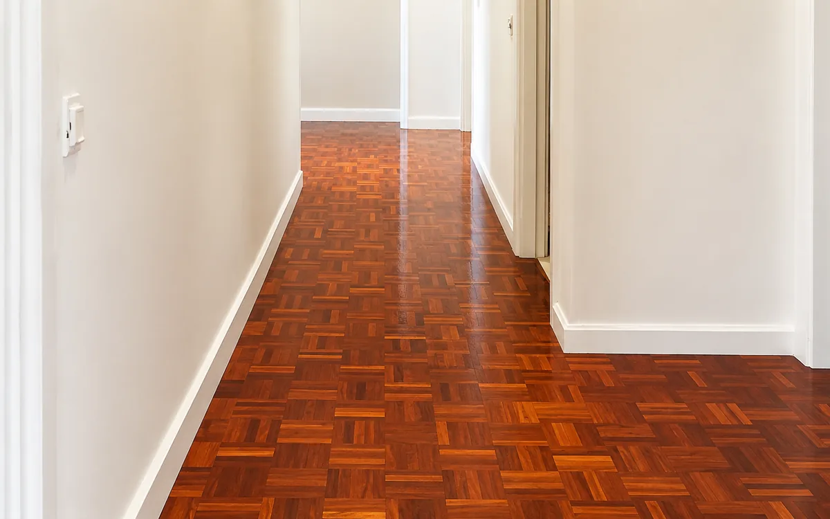 Pasillo con parquet de madera recién barnizado y acabado brillante