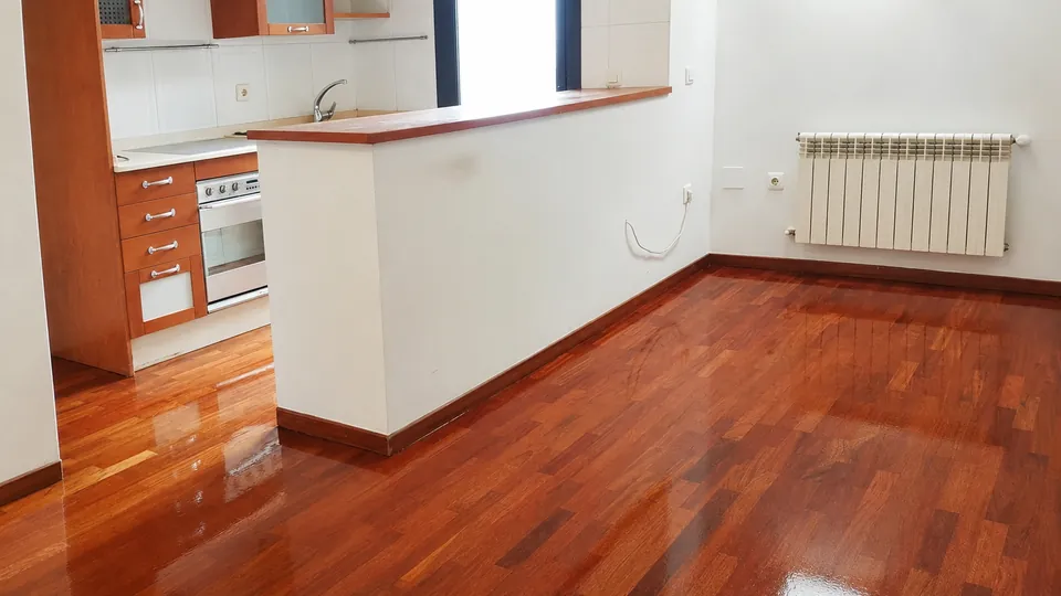 Suelo de parquet barnizado en una vivienda con cocina abierta